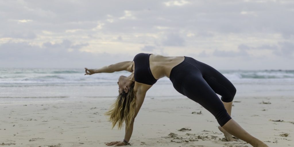 beach-yoga_t20_8B78Og